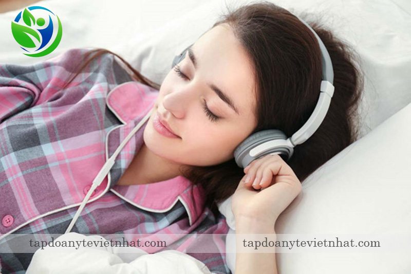 Đeo tai nghe khi ngủ rất nguy hiểm