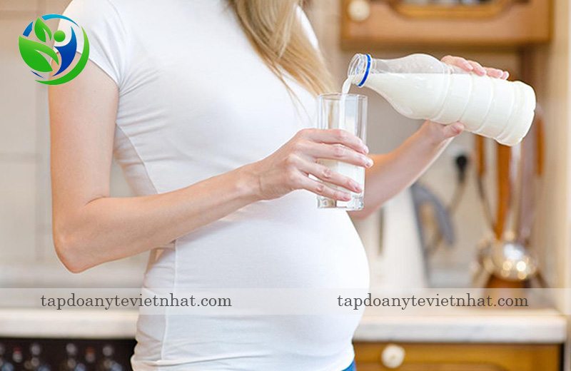 Uống sữa để cung cấp vitamin D khi mang thai