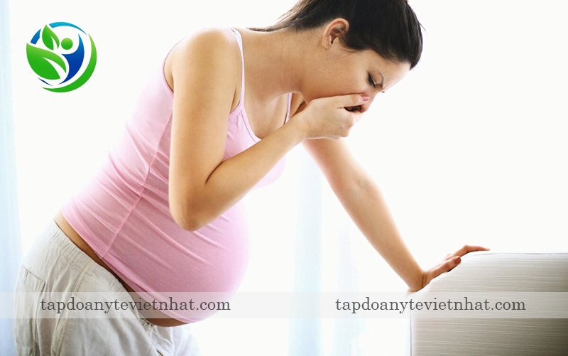  Buồn nôn do hệ tiêu hóa bị ảnh hưởng trong những ngày cuối thai kỳ