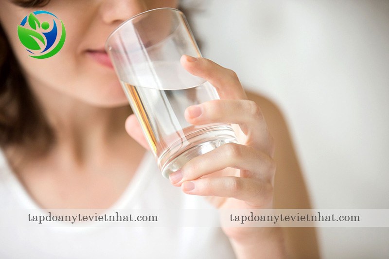  Uống nhiều nước là cách giảm ốm nghén 3 tháng đầu hiệu quả
