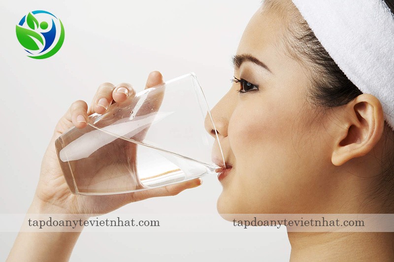 Súc miệng bằng nước muối giúp ngăn ngừa các bệnh lý vòm họng hiệu quả