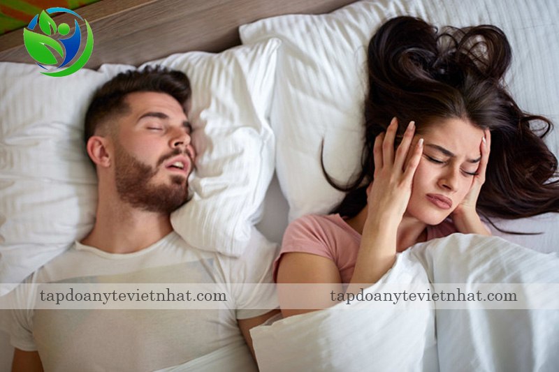Ngủ ngáy ảnh hưởng giấc ngủ người khác