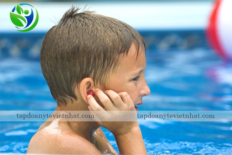 Bơi lội vùng nước bẩn gây viêm tai ngoài