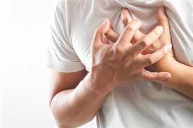 Khi bị ép tim và khó thở nên làm gì?