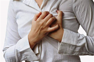 Góc giải đáp: Thỉnh thoảng đau nhói ở tim là bệnh gì? Có nguy hiểm không?